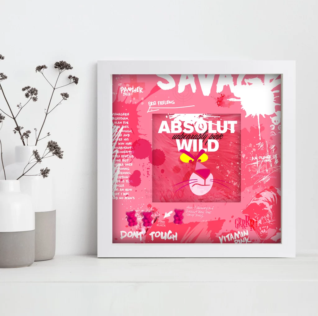 ABSOLUT PINK,  Œuvre originale signée par Stéphane Gautier, édition limitée de 20 ex, livrée avec certificat d’authenticité,  27 x 27 cm. Encadrement bois blanc, Technique mixte ABSOLUT PINK,  Œuvre originale signée par Stéphane Gautier, édition limitée de 20 ex, livrée avec certificat d’authenticité,  27 x 27 cm. Encadrement bois blanc, Technique mixte