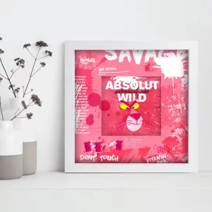 ABSOLUT PINK,  Œuvre originale signée par Stéphane Gautier, édition limitée de 20 ex, livrée avec certificat d’authenticité,  27 x 27 cm. Encadrement bois blanc, Technique mixte