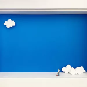 The Weather Man, Œuvre miniaturiste mettant en scène une scénette réalisée à partir d‘une image imprimée et de figurines en plastique. L’œuvre est déployée dans une boite en bois et verre, signée et numérotée, édition limitée 12, 30x20x7cm, Gaspard Mitz