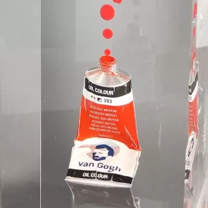 Tube de peinture rouge