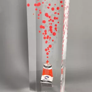 Tube de peinture rouge