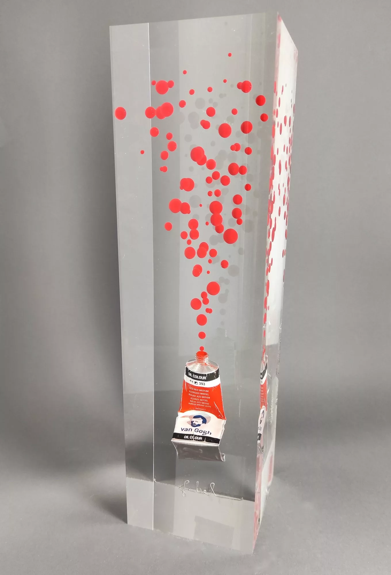 Tube de peinture rouge