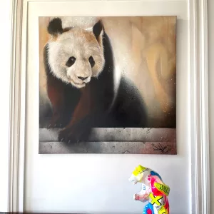 Le panda, Dave Baranes, 50x50cm, acrylic, spray and aerobrush / Tagged bear, Richard Orlinski, 40cm
