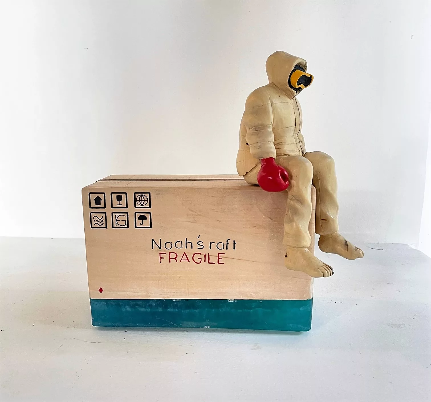 Noah's raft, 24x23x13cm, pièce unique, sculpture en peuplier, acrylique et béton