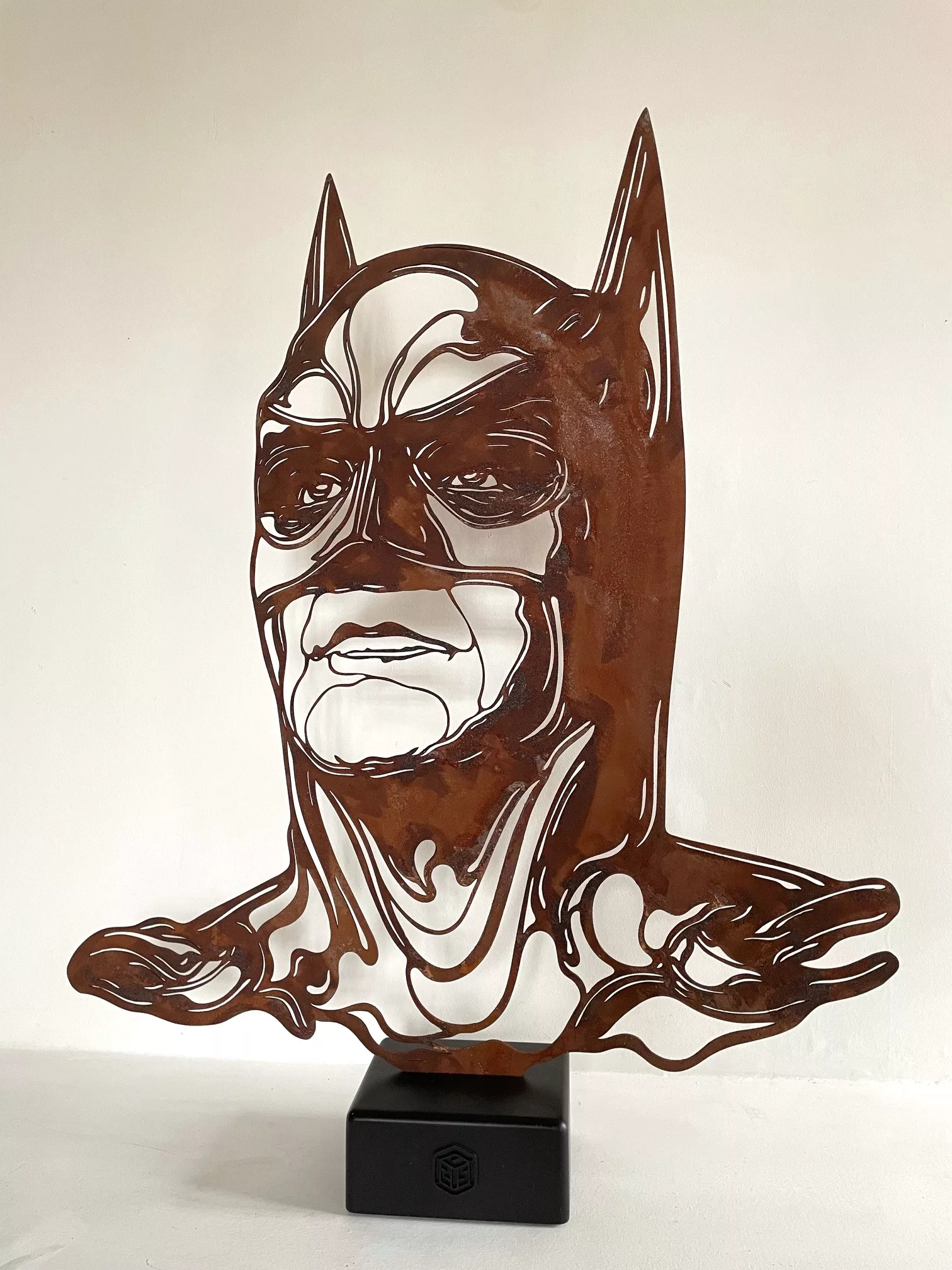 Sculpture Batman, acier oxydé sur socle, n° 1, 64x81x13cm, C215