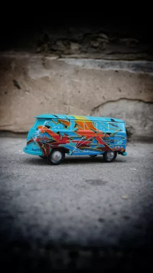 Combi WV in blue-orange tagged metal