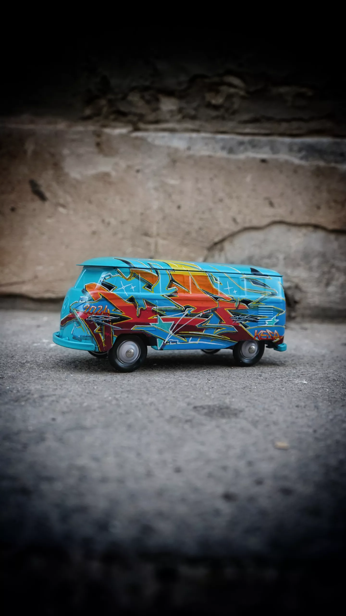 Blue and orange combi, Kesa graffiti, 22x10x9cm, tagged metal combi, unique piece (1) Blue and orange combi, Kesa graffiti, 22x10x9cm, tagged metal combi, unique piece (1)