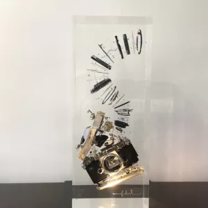 Sculpture Canon de Francois Bel, verre acrylique et appareil photo decompose, 50x20x10cm, piece unique (1)