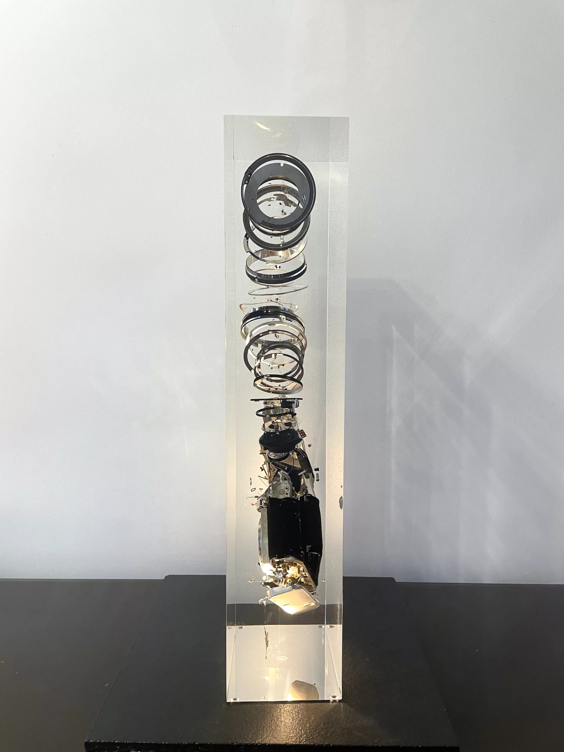 Sculpture Canon de Francois Bel, verre acrylique et appareil photo decompose, 50x20x10cm, piece unique (2) Sculpture Canon de Francois Bel, verre acrylique et appareil photo decompose, 50x20x10cm, piece unique (2)