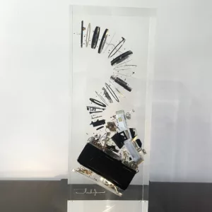 Sculpture Canon de Francois Bel, verre acrylique et appareil photo decompose, 50x20x10cm, piece unique (3)