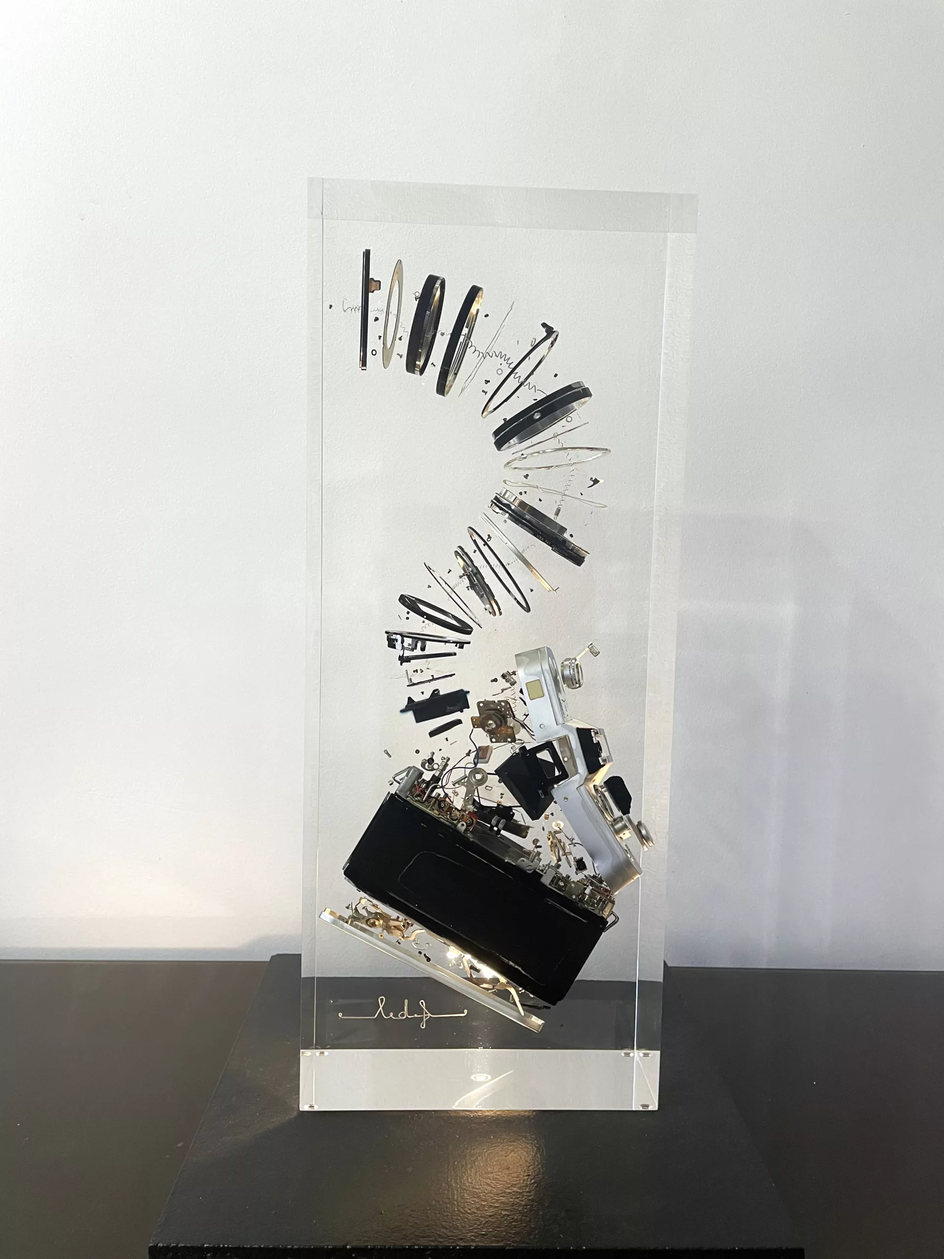 Sculpture Canon de Francois Bel, verre acrylique et appareil photo decompose, 50x20x10cm, piece unique (3) Sculpture Canon de Francois Bel, verre acrylique et appareil photo decompose, 50x20x10cm, piece unique (3)