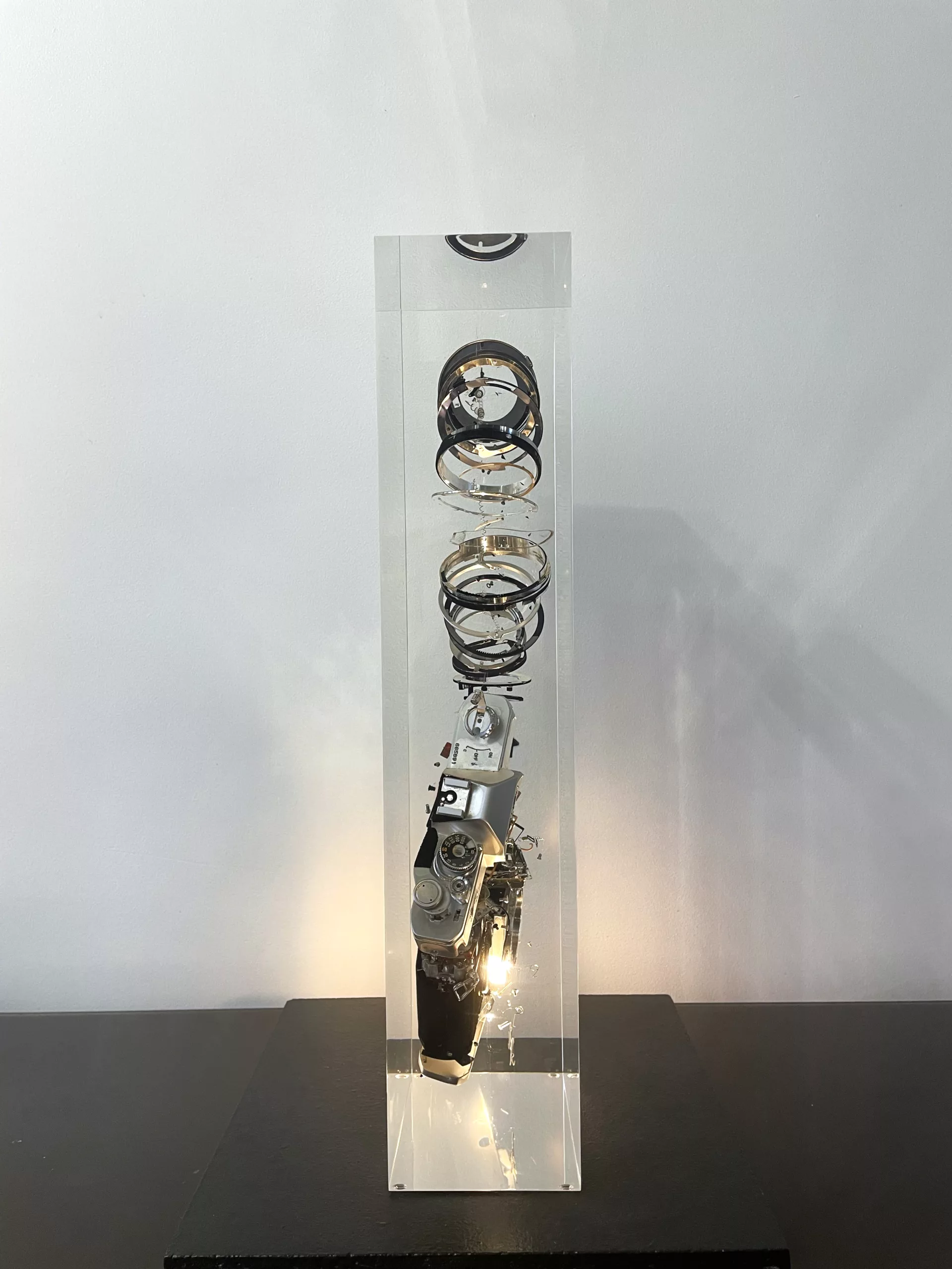 Sculpture Canon de Francois Bel, verre acrylique et appareil photo decompose, 50x20x10cm, piece unique (4) Sculpture Canon de Francois Bel, verre acrylique et appareil photo decompose, 50x20x10cm, piece unique (4)