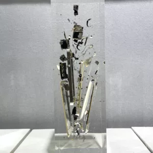 I phone, francois Bel, 33x10x10cm, acrylic glass and decomposed iphone, unique piece (3)