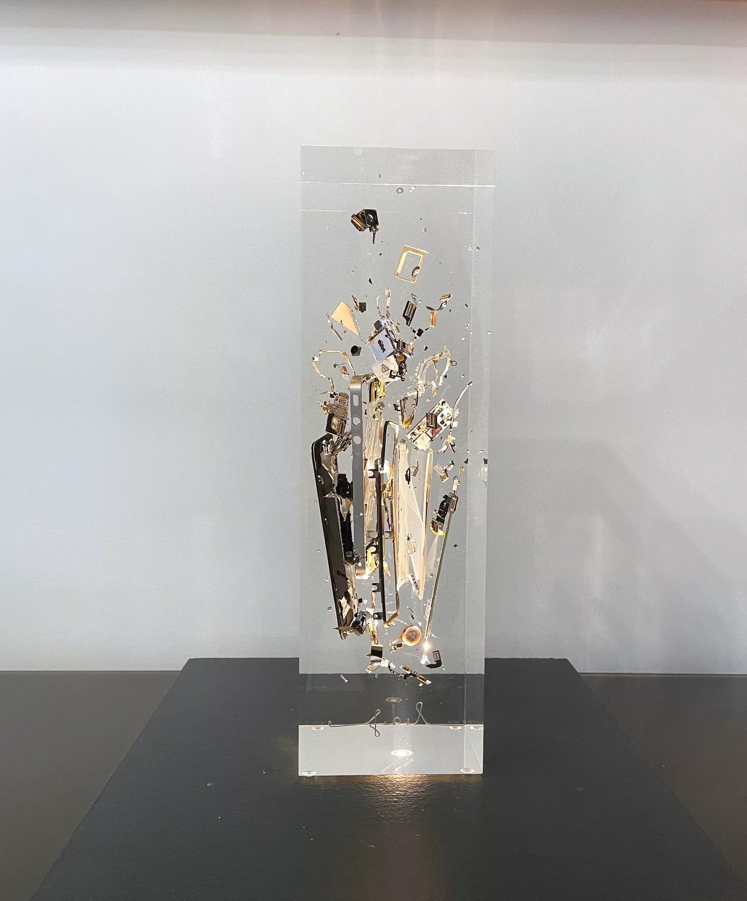 I phone by Francois Bel, 33x10x10cm, acrylic glass et iphone deconstruit (1)