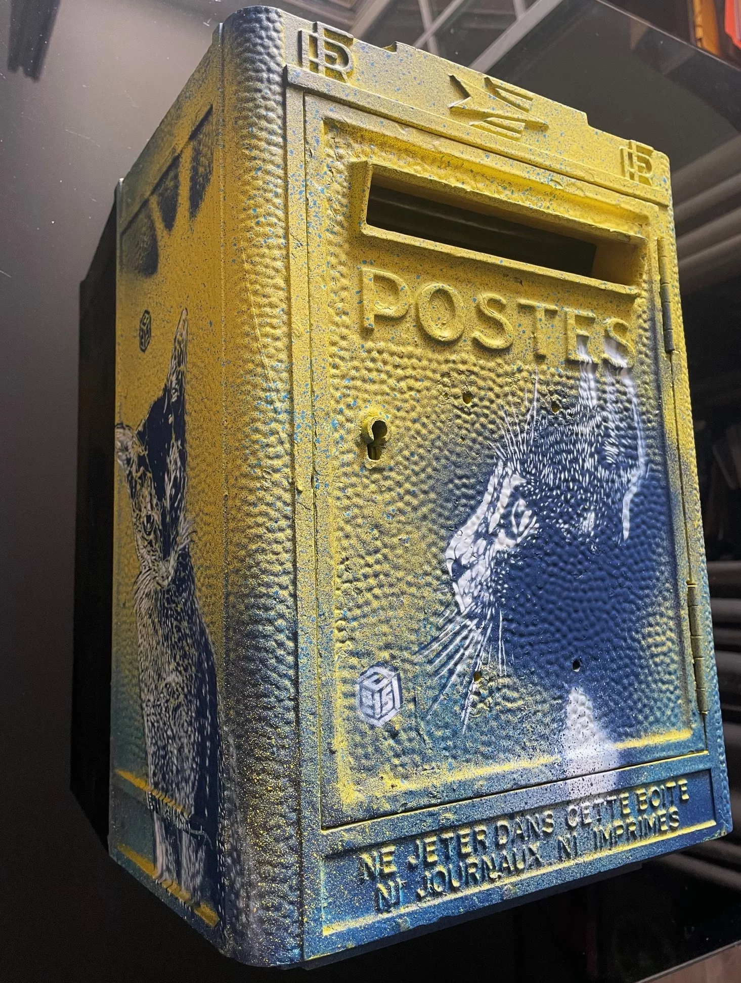 Mailbox Cat by C215, 43x28x18cm, aerosol and stencils, unique piece (2)
