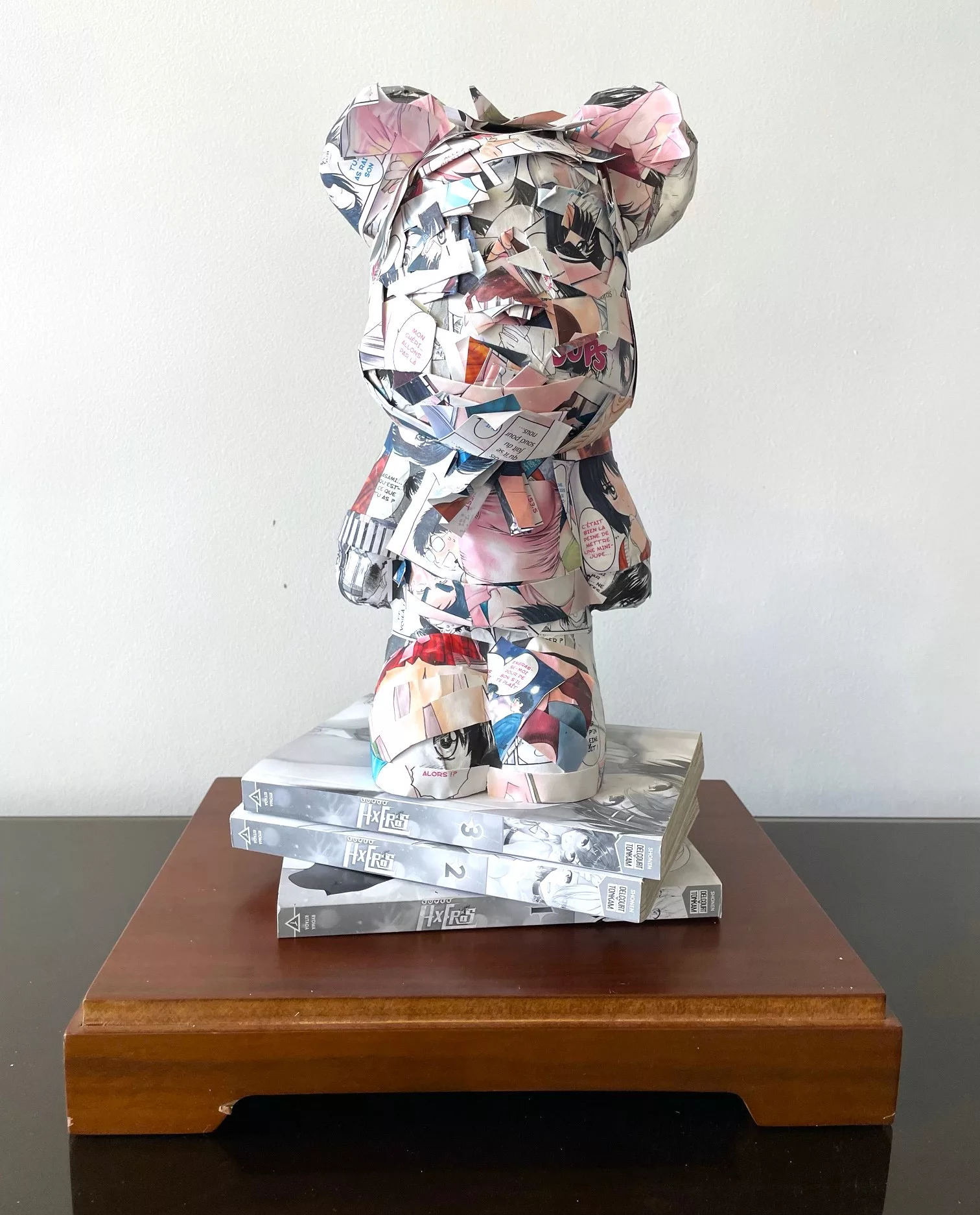 Manga Bear by Stéphane Gautier, folded manga pages in the shape of a teddy bear, 49x30x22cm, unique piece (1)
