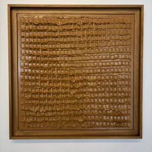 Bas relief abstrait Caramel, Alexandre geoffroy, 50x50cm, Platre, bombe aérosol et vernis, cadre bois naturel teinte (2)