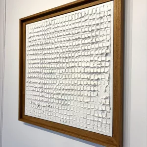Bas relief abstrait Meringue, Alexandre Geoffroy, 50x50cm, platre, bombe aerosol et vernis, caisse americaine bois naturel