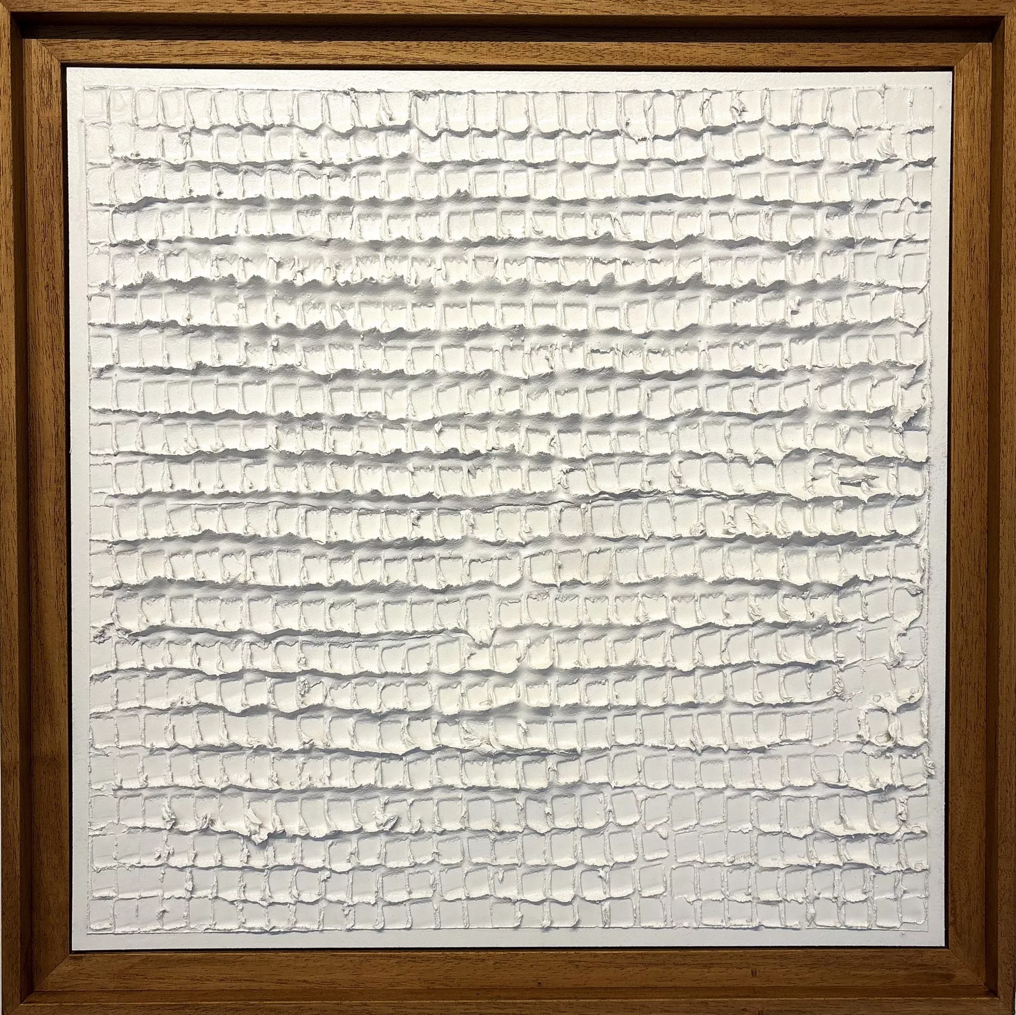 Bas relief abstrait Meringue, Alexandre Geoffroy, 50x50cm, platre, bombe aerosol et vernis, caisse americaine bois naturel