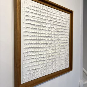 Bas relief abstrait Meringue, Alexandre Geoffroy, 50x50cm, platre, bombe aerosol et vernis, caisse americaine bois naturel