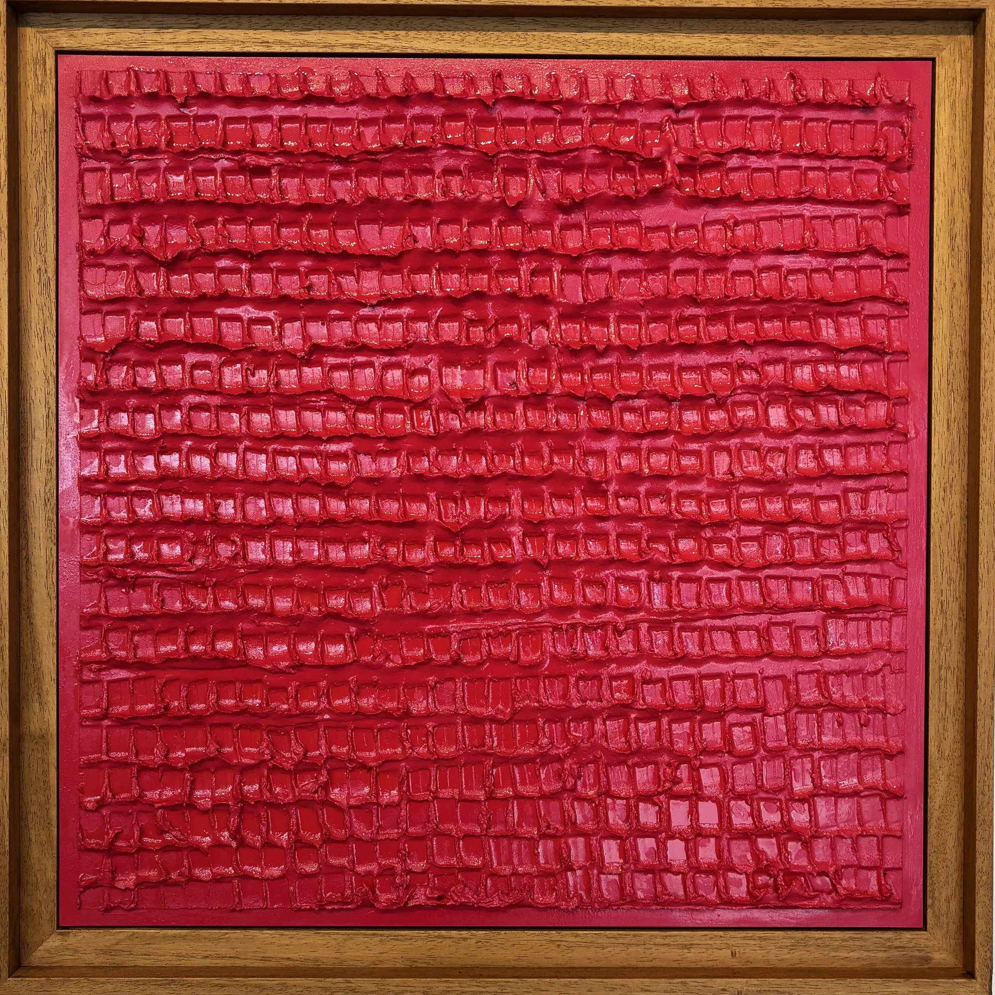 Bas relief abstrait Raspberry, Alexandre Geoffroy, 50x50cm, platre, bombe aerosol et venris, caisse americaine bois naturel (1)